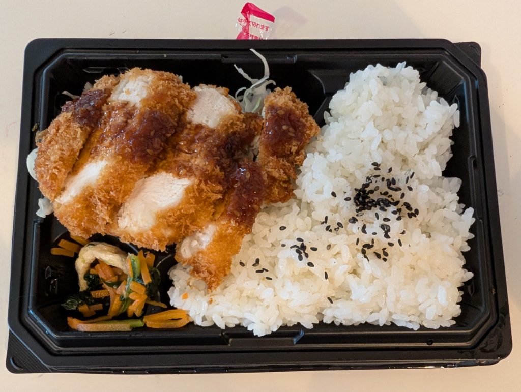 オーケー_国産チキンかつ弁当_ごまソース使用_レビュー_実際の中身写真