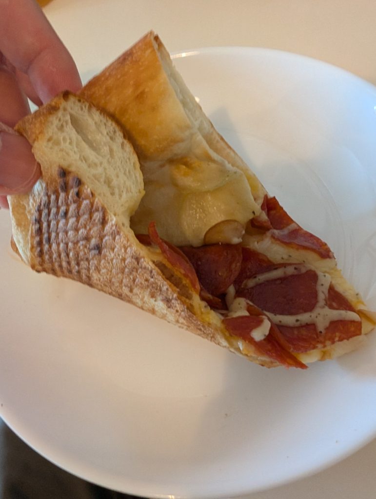 オーケー_手作り_アメリカペパロニとウインナーピザ_レビュー_実際の中身写真_2