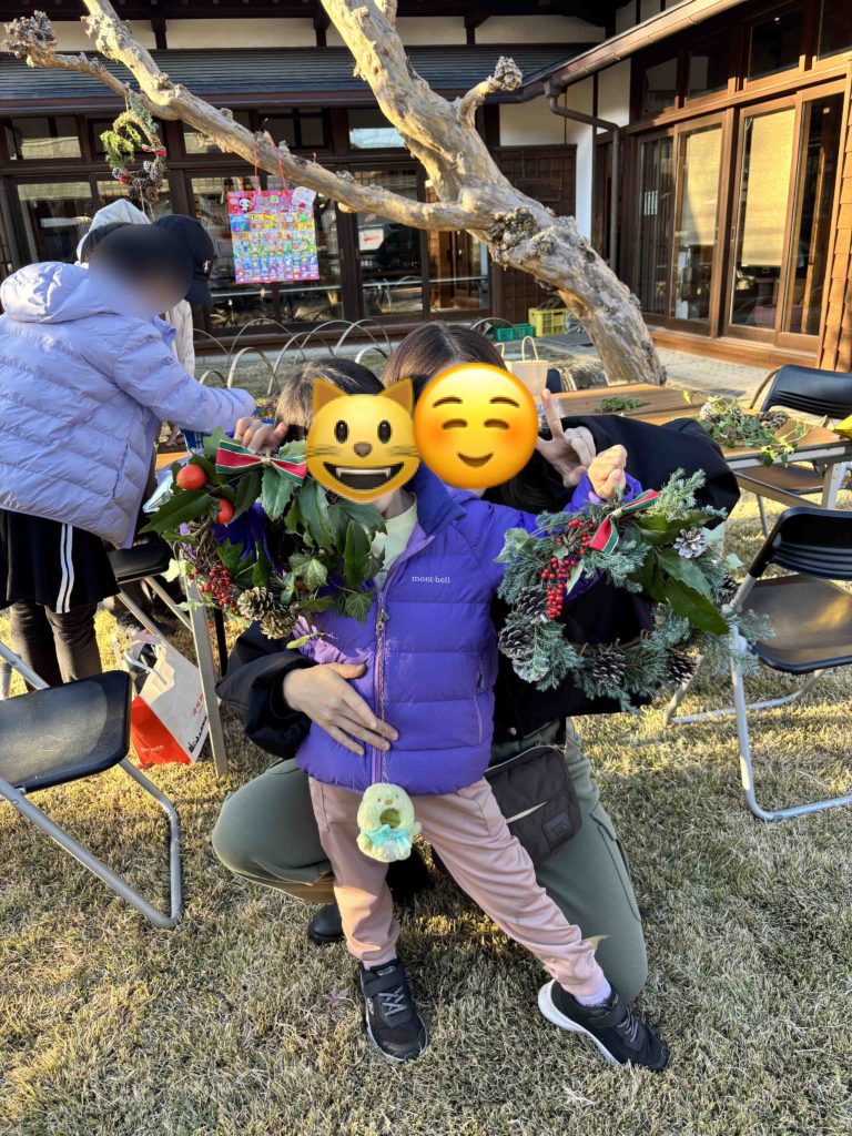 500円でクリスマスリース作り_木の実が可愛い！町田市・小野路宿里山交流館で5歳娘と祖母の三世代体験レポ_リース作りの様子