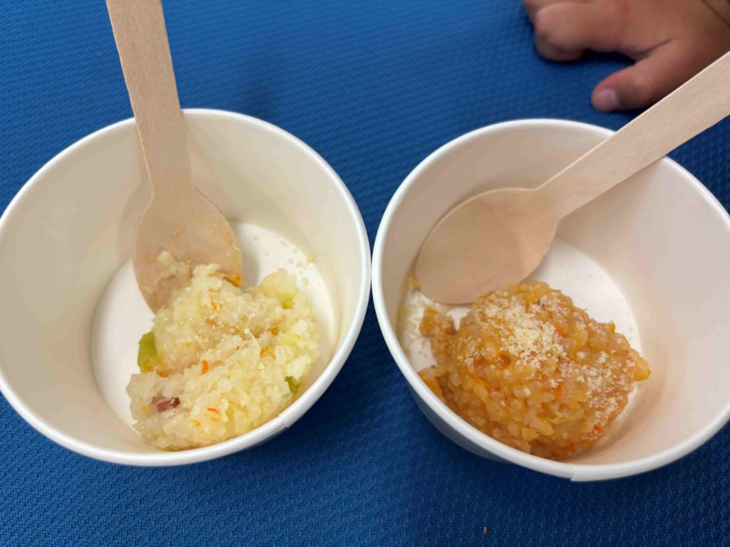 むさしの食育フェスタ2025体験レポ_災害備蓄食レシピの試食あり_5歳の娘と“楽しく備えて・おいしく学ぶ”食と防災_災害備蓄食品を美味しく食べきろう_ツナのトマトリゾット_きのこチャウダーリゾットの写真