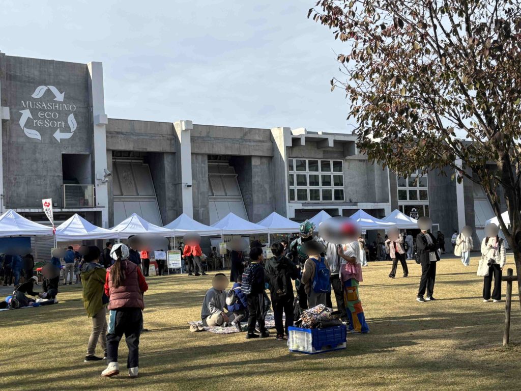 第18回むさしの環境フェスタ2025_遊んで学ぶ”親子体験レポinむさしのエコreゾート_会場入口（芝生広場）の様子