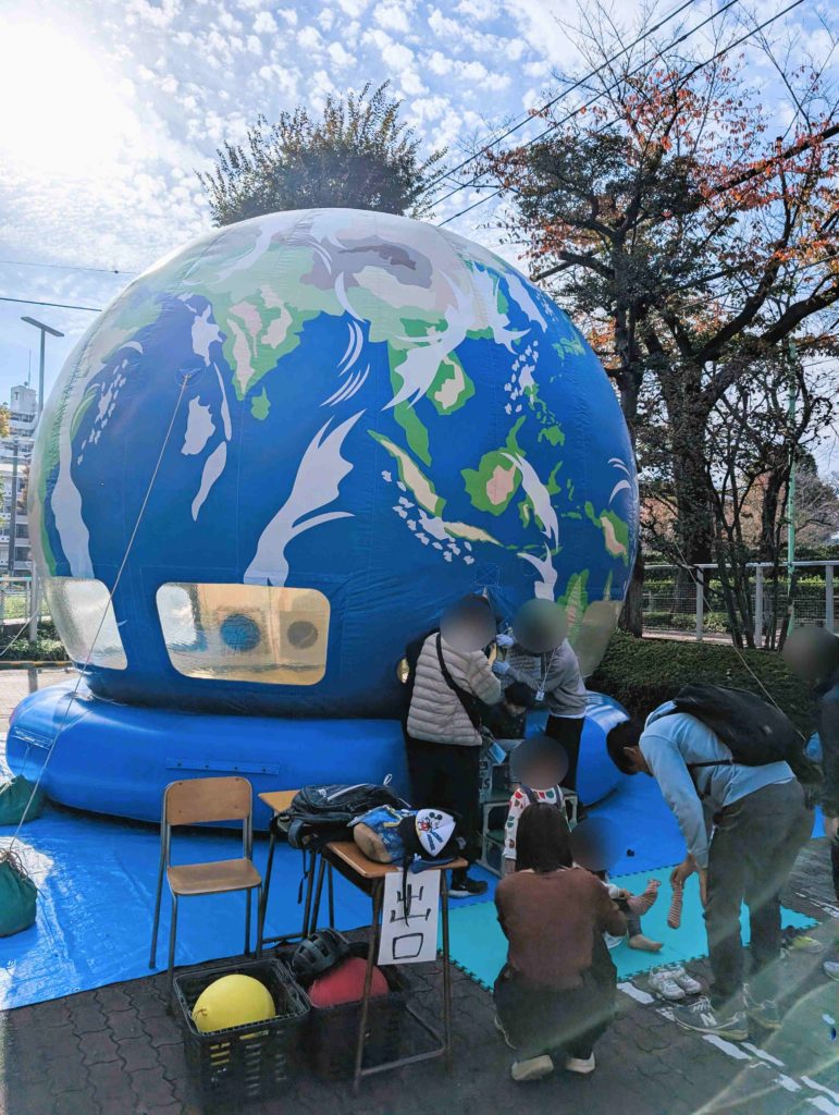 第18回むさしの環境フェスタ2025_遊んで学ぶ”親子体験レポinむさしのエコreゾート_地球型の巨大エア遊具