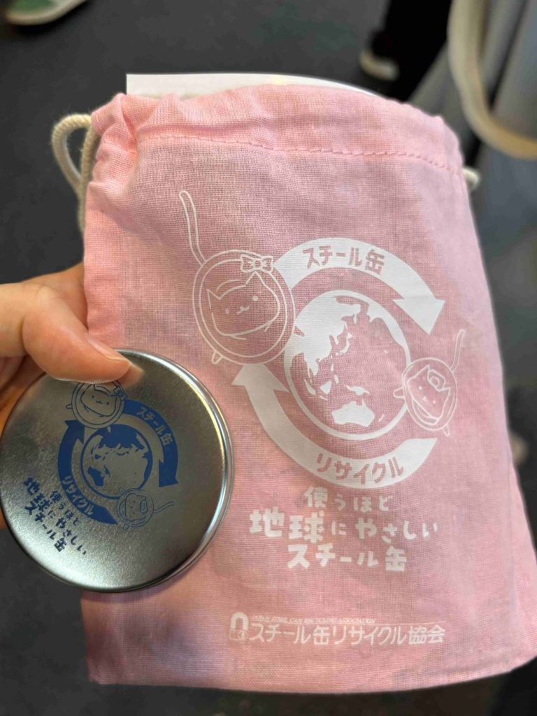第18回むさしの環境フェスタ2025_遊んで学ぶ”親子体験レポinむさしのエコreゾート_スチール缶リサイクル協会_お土産_巾着と缶入り付箋