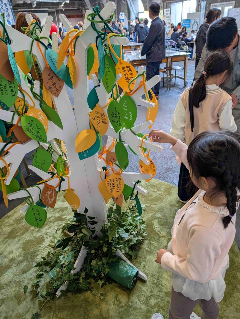 第18回むさしの環境フェスタ2025_遊んで学ぶ”親子体験レポinむさしのエコreゾート_緑のまち推進課_アイデアツリー