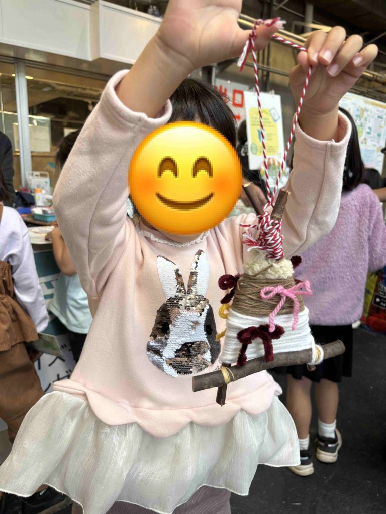 第18回むさしの環境フェスタ2025_遊んで学ぶ”親子体験レポinむさしのエコreゾート_成蹊学園サスティナビリティ教育研究センター_完成したクリスマスオーナメント