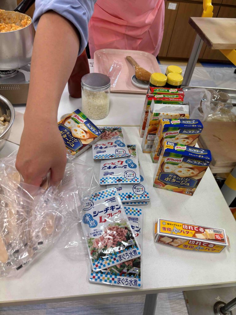 むさしの食育フェスタ2025体験レポ_災害備蓄食レシピの試食あり_5歳の娘と“楽しく備えて・おいしく学ぶ”食と防災_災害備蓄食品を美味しく食べきろう_リゾットの材料