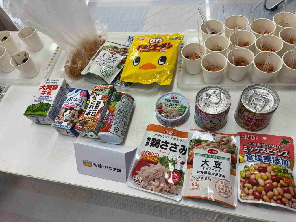 むさしの食育フェスタ2025体験レポ_災害備蓄食レシピの試食あり_5歳の娘と“楽しく備えて・おいしく学ぶ”食と防災_ローリングストックでポリ袋クッキング_ツナと豆のサラダ材料