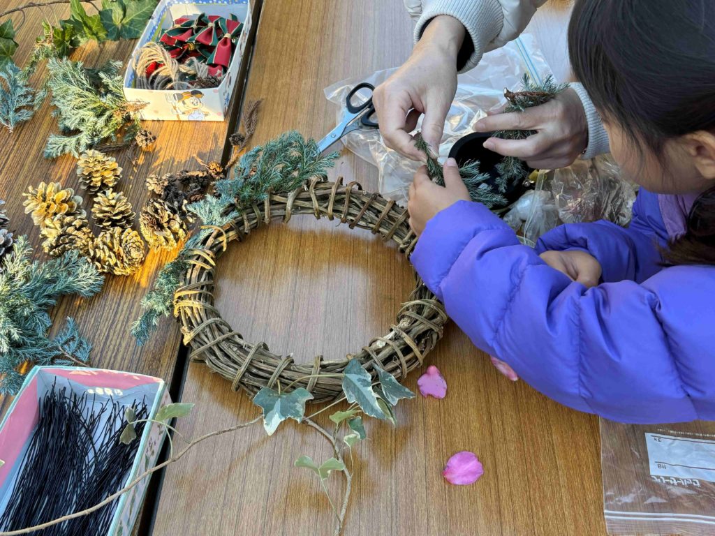 500円でクリスマスリース作り_木の実が可愛い！町田市・小野路宿里山交流館で5歳娘と祖母の三世代体験レポ_リース作りの様子2