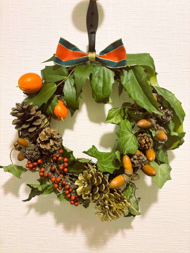 500円でクリスマスリース作り_木の実が可愛い！町田市・小野路宿里山交流館で5歳娘と祖母の三世代体験レポ_自宅に飾った様子