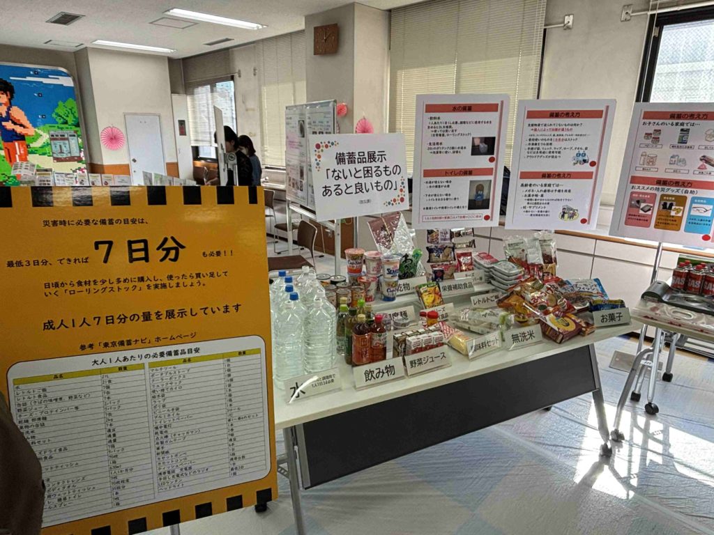 むさしの食育フェスタ2025体験レポ_災害備蓄食レシピの試食あり_5歳の娘と“楽しく備えて・おいしく学ぶ”食と防災_備蓄品展示の様子