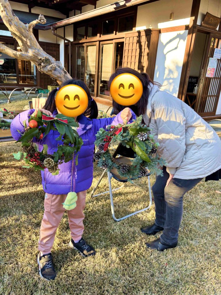 500円でクリスマスリース作り_木の実が可愛い！町田市・小野路宿里山交流館で5歳娘と祖母の三世代体験レポ_完成したオリジナルリース