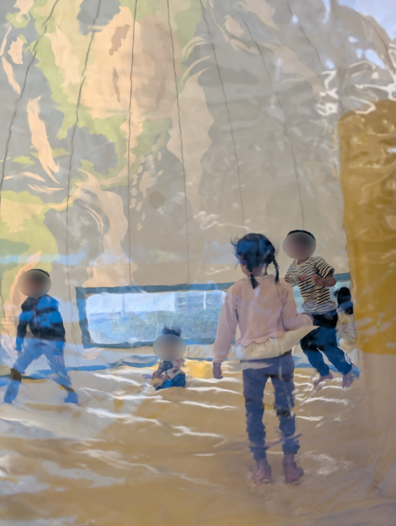 第18回むさしの環境フェスタ2025_遊んで学ぶ”親子体験レポinむさしのエコreゾート_地球型の巨大エア遊具_子供が飛び跳ねる様子